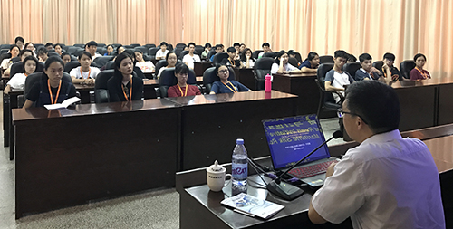 同學們參加由華僑大學海上絲綢之路研究院常務副院長許培源教授主講的「一帶一路與21世紀海上絲綢之路」座談會