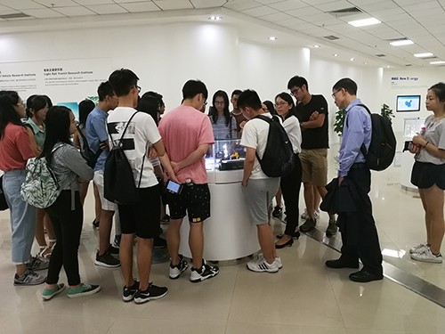 学生对比亚迪的技术和产品表现出浓厚兴趣。