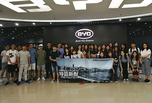 學生們在比亞迪合影留念。