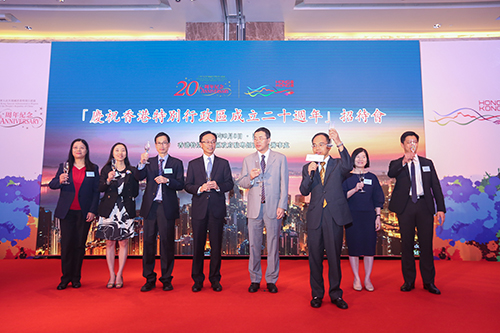 政制及內地事務局局長聶德權(左四)、深圳市副市長艾學峰(右四)、駐粵辦主任鄧家禧(右三)、駐深圳聯絡處主任鄧月容(左三) 在「慶祝香港特別行政區成立二十周年」招待會祝酒。