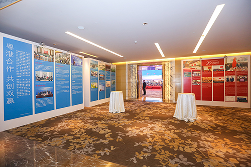 招待會現場設有小型香港回歸祖國二十周年成就展，展示「一國兩制」在香港成功落實及粵港合作二十年的成就。