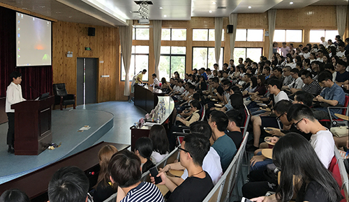 驻福建联络处主任潘婉慈向同学介绍驻福建联络处的职能。