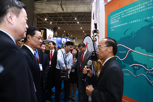 駐粵辦主任鄧家禧(右)向廣東省政府黨組成員陳雲賢(左)及其他嘉賓簡介香港在國家「一帶一路」策略下「超級聯繫人」的角色。