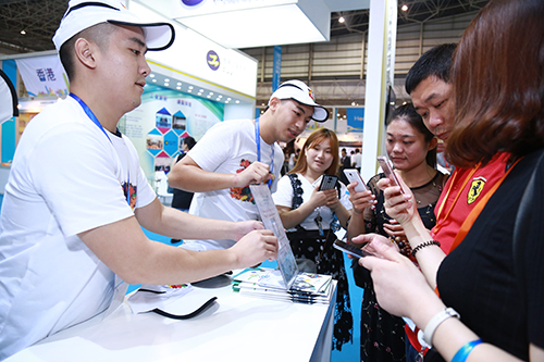 市民參觀展覽時獲得特區二十周年紀念品