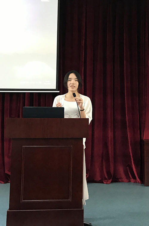 华侨大学的香港毕业生吴静薇与同学分享香港学生在内地读书及生活经验
