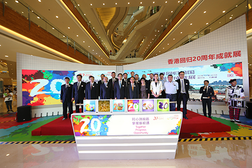 自治區政府副主席張曉欽（前排左4）、副秘書長李芳源（前排左3）及香港政府駐粵經濟辦事處主任鄧家禧（前排中）開幕儀式後與嘉賓拍照留念