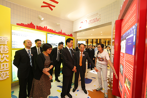 主禮嘉賓參觀展覽情況