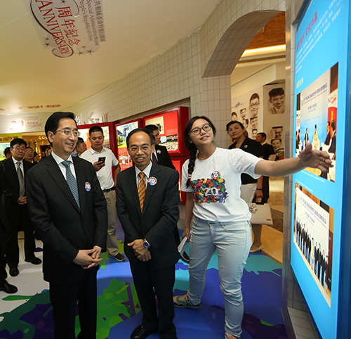 主禮嘉賓參觀展覽情況