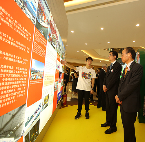 主禮嘉賓參觀展覽情況