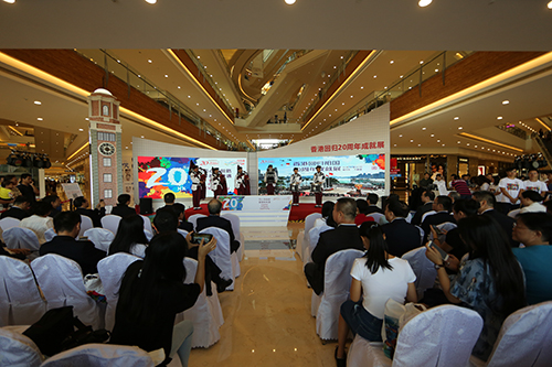 首次赴桂表演的香港警察樂隊風笛隊為「香港回歸20周年成就展」拉開了帷幕