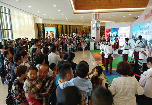 首次赴桂表演的香港警察樂隊風笛隊為「香港回歸20周年成就展」拉開了帷幕