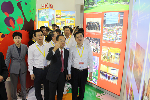 驻粤办主任邓家禧向福建省领导介绍「香港回归祖国20周年」成就展