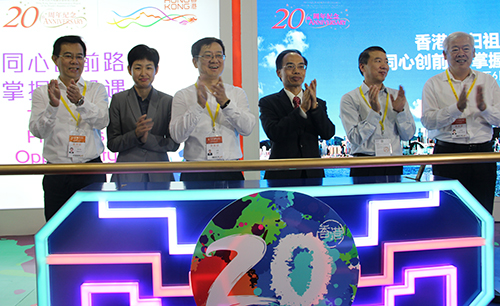 駐粵辦主任鄧家禧(右三)與福建省委常委、宣傳部部長高翔(左三)、文化部港澳台辦公室副主任李健鋼(右二)、廈門市委常委、宣傳部部長葉重耕(右一)、福建省港澳辦副主任林學鋒(左一)及駐福建聯絡處主任潘婉慈(左二)共同主持「香港回歸祖國20周年 - 同心創前路 掌握新機遇」成就展開館式。