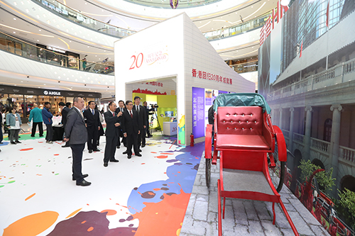 主禮嘉賓對展覽甚感興趣