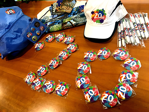 市民在參觀展覽時可獲得獨一無二的特區二十周年紀念品。