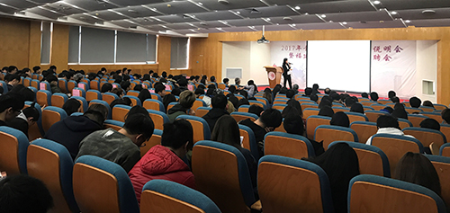 企業在講座上簡介招聘職位的詳情及發展前景。