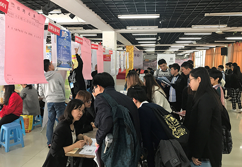 同學在招聘會現場積極向企業詢問招聘職位詳情及提交申請。