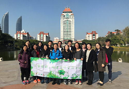 駐福建聯絡處副主任英淑欣(前排右二)與同學在廈門大學合影