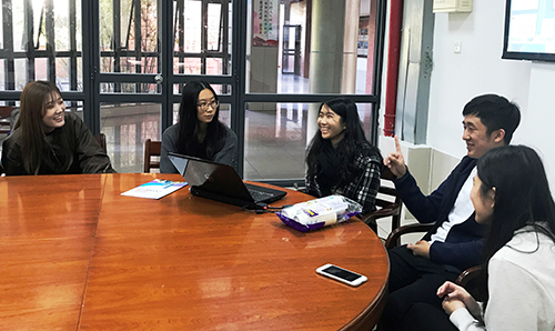 香港同學與廈門大學學生就香港和廈門兩地的城市發展作交流。