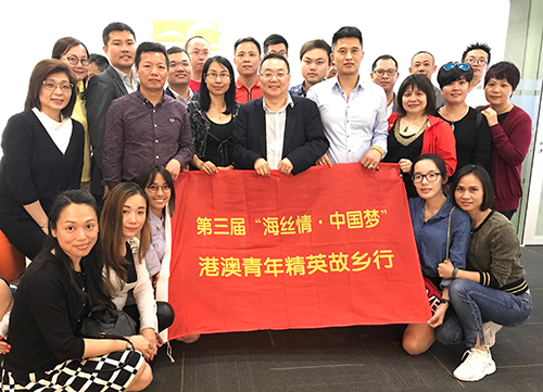 駐福建聯絡處主任趙碧菁(第二排左三)與參加交流團的企業家合影