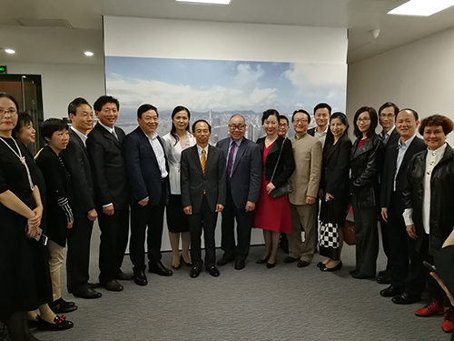 图为驻粤办邓家禧主任（左八）与部分嘉宾合影。主要嘉宾包括：深圳市人民政府港澳事务办公室蔡颖主任（左七）、深圳市政协港澳台侨和外事委员会董兵团副主任（左六）、深圳外商投资企业协会执行会长郭小慧（右九）、深圳市侨商国际联合会会长孙启烈（左九）、深圳市前海香港商会会长林新强（右七）、力嘉国际集团马伟武董事长（左五）、中国香港(地区)商会-广东梁美卿副会长（右五）。