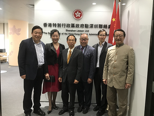 驻粤办邓家禧主任（左三）及驻深圳联络处邓月容主任（右二）与部分参加聚会的嘉宾合影：深圳市政协港澳台侨和外事委员会董兵团副主任（左一）、深圳外商投资企业协会郭小慧执行会长（左二）、深圳市侨商国际联合会孙启烈会长（右三）、深圳市前海香港商会林新强会长（右一）。