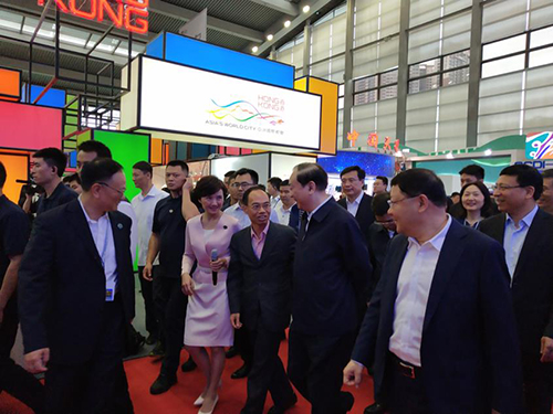 駐粵辦主任鄧家禧向中央宣傳部部長黃坤明（右二）及深圳市委書記王偉中（右一）介紹香港館。