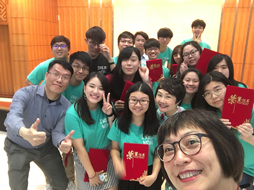 實習同學獲頒發榮譽證書。