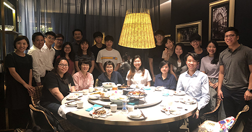 駐廣西聯絡處主任盧詠斯（前排左三）與廣西青年聯合會主席黃世芳（前排左二）與實習港生在聚餐交流後合影。