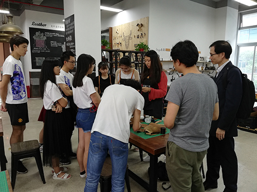 與在手藝工場實習的香港學生交流。