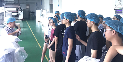 在廈門投資生產衞生用品的港人帶領香港學生參觀其廠房，並分享他在內地創業的心得