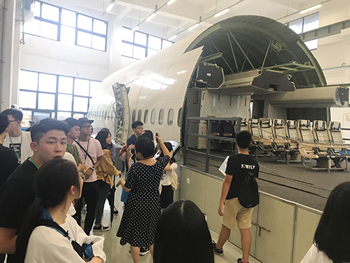 香港學生參觀一家在廈門從事飛機工程維修保養的港資企業培訓中心