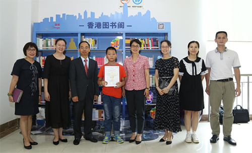 嘉賓與冠軍黃小瑞同學在香港圖書閣前合影