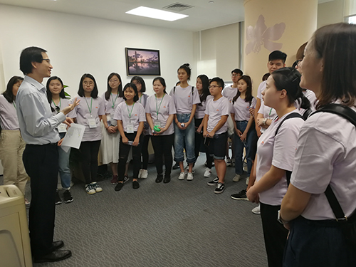駐深圳聯絡處主任鄧月容向來訪的香港學生介紹為香港青年學生提供的服務。
