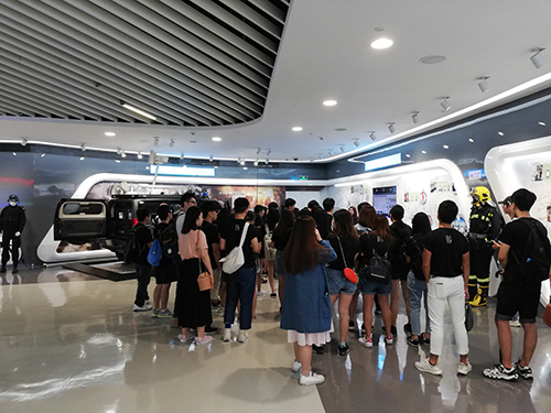 在深實習香港學生參觀深圳高科技企業。