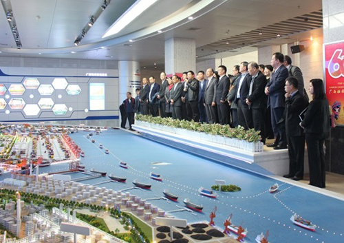 代表团考察钦州保税港区管委会