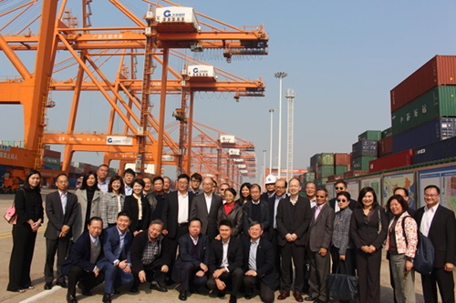 代表团考察钦州集装箱码头泊位