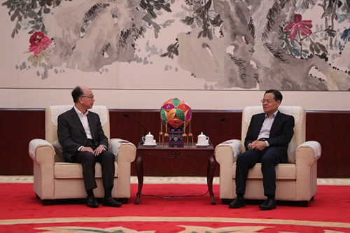 广西壮族自治区主席陈武（右）与陈帆（左）及代表团会面