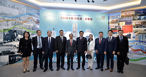 香港特區政府駐粵辦主任鄧家禧（左五）和參與展覽的港資企業代表合影