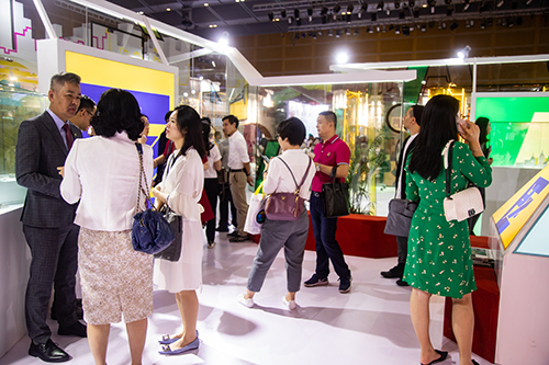 香港館內富有創意設計的產品吸引市民駐足參觀。