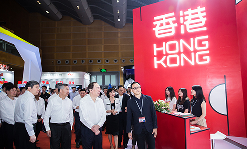 中央宣傳部部長黃坤明聽取香港館設計師的介紹。