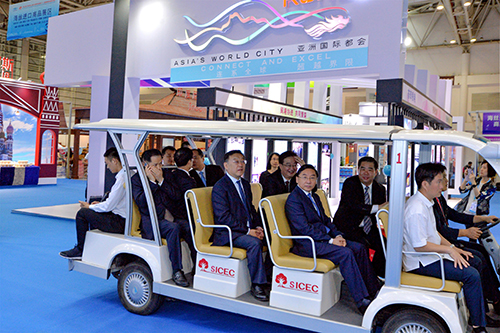 香港特區政府駐福建聯絡處主任趙碧菁向福建省及福州市政府領導介紹「薈萃香港」展覽