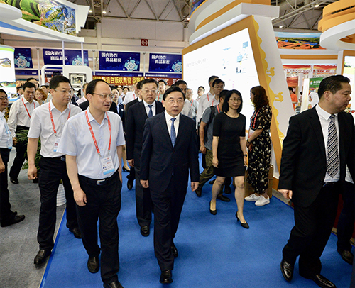 香港特區政府駐福建聯絡處主任趙碧菁向福建省及福州市政府領導介紹「薈萃香港」展覽