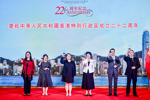 广东省港澳事务办公室巡视员叶维园（右三）与驻粤办署理主任黎慧怡（左三）及众位副主任一同主持祝酒仪式。