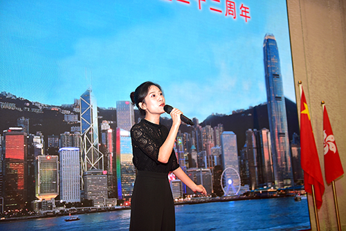 星海音乐学院香港学生谭咏怡带来女声独唱《东方之珠》。