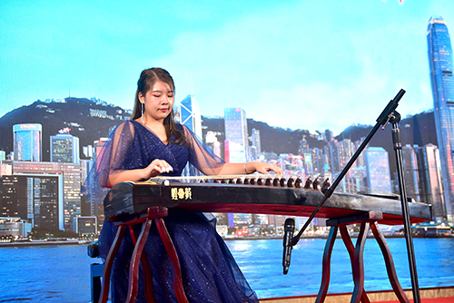 星海音乐学院香港学生陈咏妍表演古筝独奏《月亮代表我的心》及《歌唱祖国》。