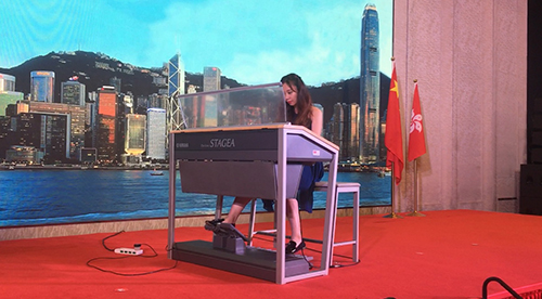 星海音乐学院香港硕士毕业生闾莎表演双排键独奏《步步高》。