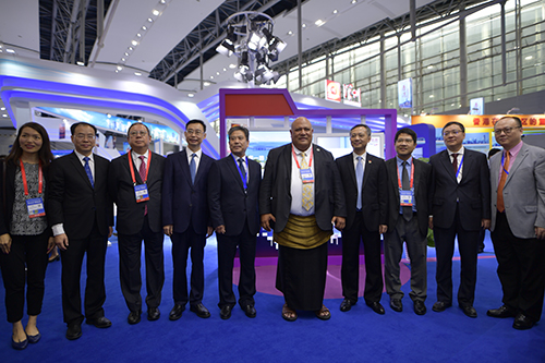 驻粤办主任陈选尧（右三）与参观香港馆的汤加王国副首相兼基础设施和旅游部部长塞密西·西卡（右五）、中国国际贸易促进委员会副会长张慎峰（左五）、广东省委常委、广州市委书记张硕辅 （右四）、广州市委副书记、市长温国辉（左四）、广州市委常委、常务副市长陈志英（右二）、香港贸易发展局主席林建岳（左三）和一众嘉宾合照。