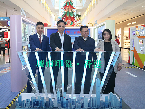 驻福建联络处主任林景富(左二）、厦门市人民政府台港澳事务办公室主任刘金柱（右二）、中国香港（地区）商会-福建分组会长陈又诚（左一）和香港工联会福建咨询服务中心副主任李曣主持启动仪式