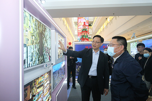 林景富向刘金柱主任介绍展出图片